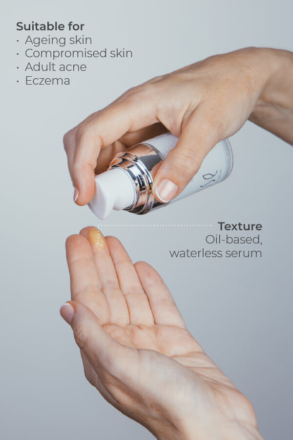 En hand doserar Esse Probiotic Serum, en oljebaserad, vattenfri formula, på handflatan från en pumpflaska. Texten listar användningsområden: åldrande hud, skadad hud, vuxenakne och eksem.