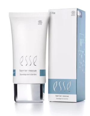 En vit tub med Esse Barrier Rescue står bredvid den tillhörande förpackningen; båda har minimalistisk text och blå detaljer. På tuben står produktnamnet ”Esse Barrier Rescue”, storleken 2,7 fl oz samt logotypen högst upp.